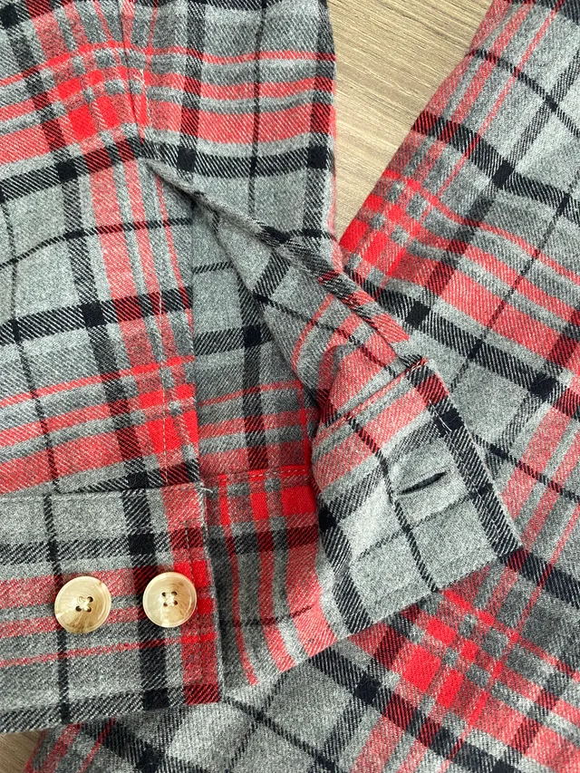 灰红格纹衬衫局部斜裁拼片与纽扣细节实拍