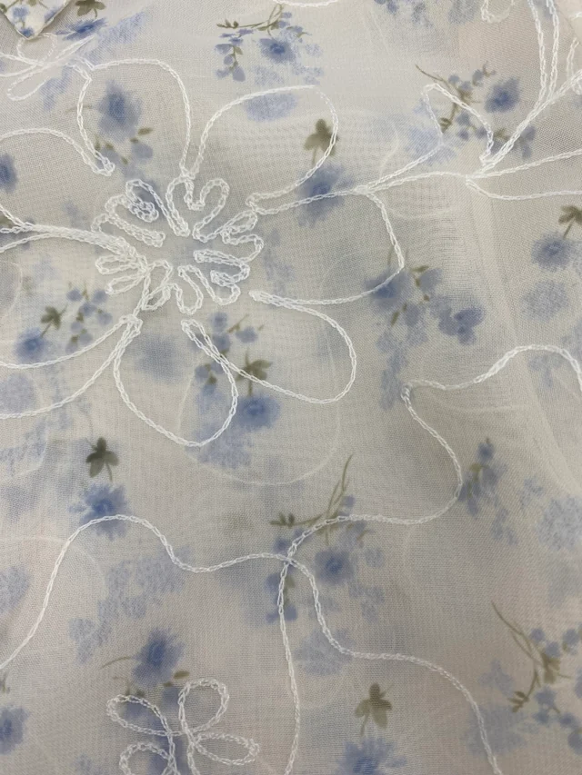 轻薄碎花底布上白色花形绣线的微距实拍