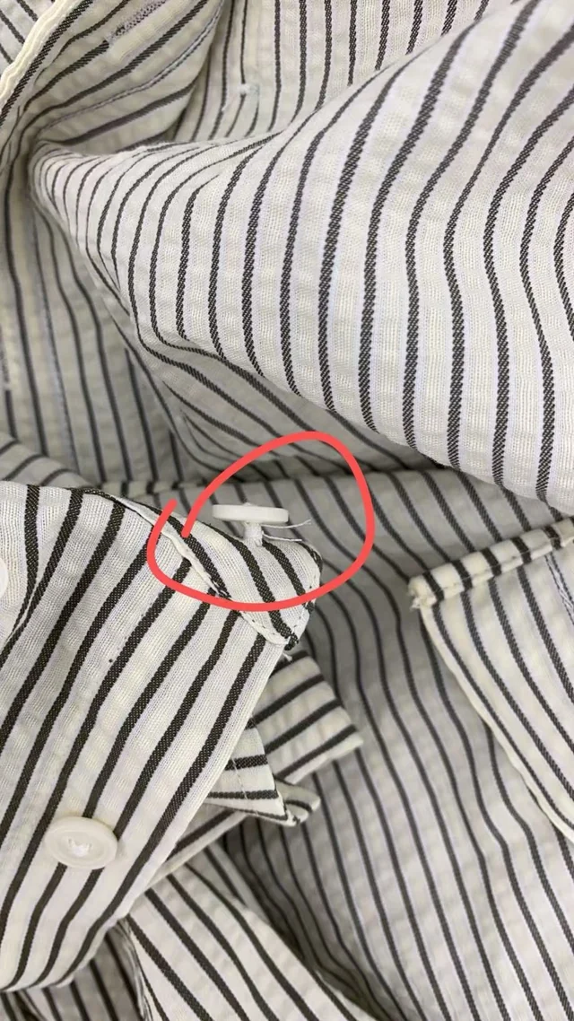 条纹衬衫立脚纽扣侧面实拍，红圈内可见纽扣下方的绕线和线脚